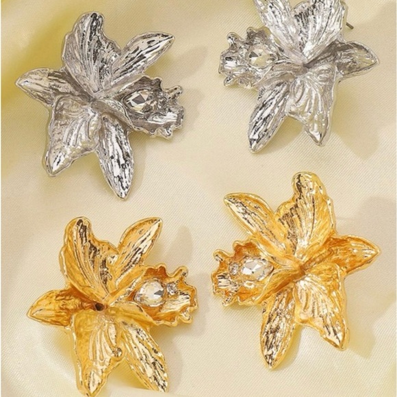 Gold Floral Earrings - Picture 5 of 8